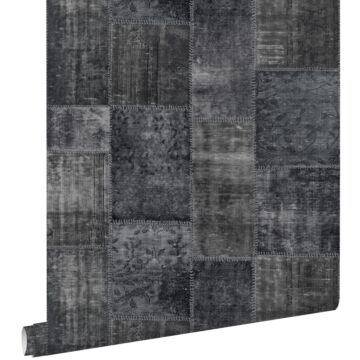 behang kelim patchwork zwart van ESTAhome