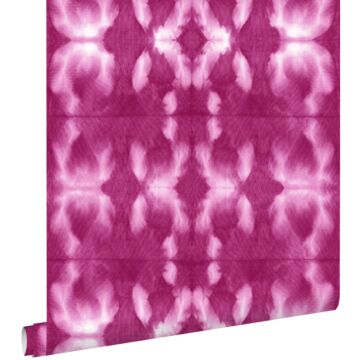 behang tie-dye shibori motief intens fuchsia roze van ESTAhome
