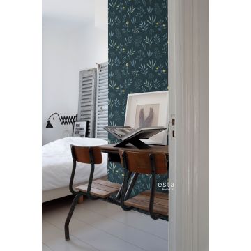 slaapkamer behang bloemmotief in Scandinavische stijl donkerblauw en okergeel 139082