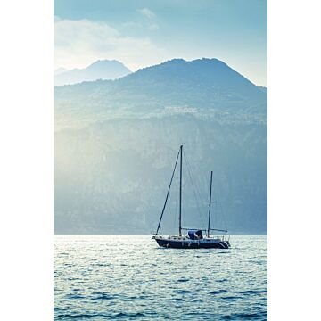 fotobehang zeilboot blauw van ESTAhome