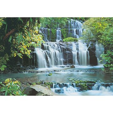 fotobehang Pura Kaunui Falls groen van Komar