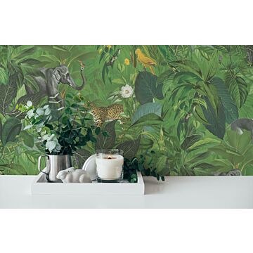behang jungle-motief groen, bruin en grijs van Livingwalls