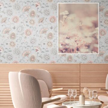 behang bloemmotief grijs, roze en beige van Livingwalls