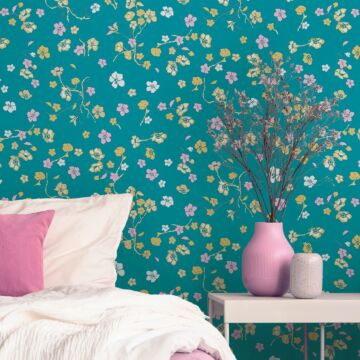 behang bloemmotief turquoise, geel, roze, groen en wit van Livingwalls